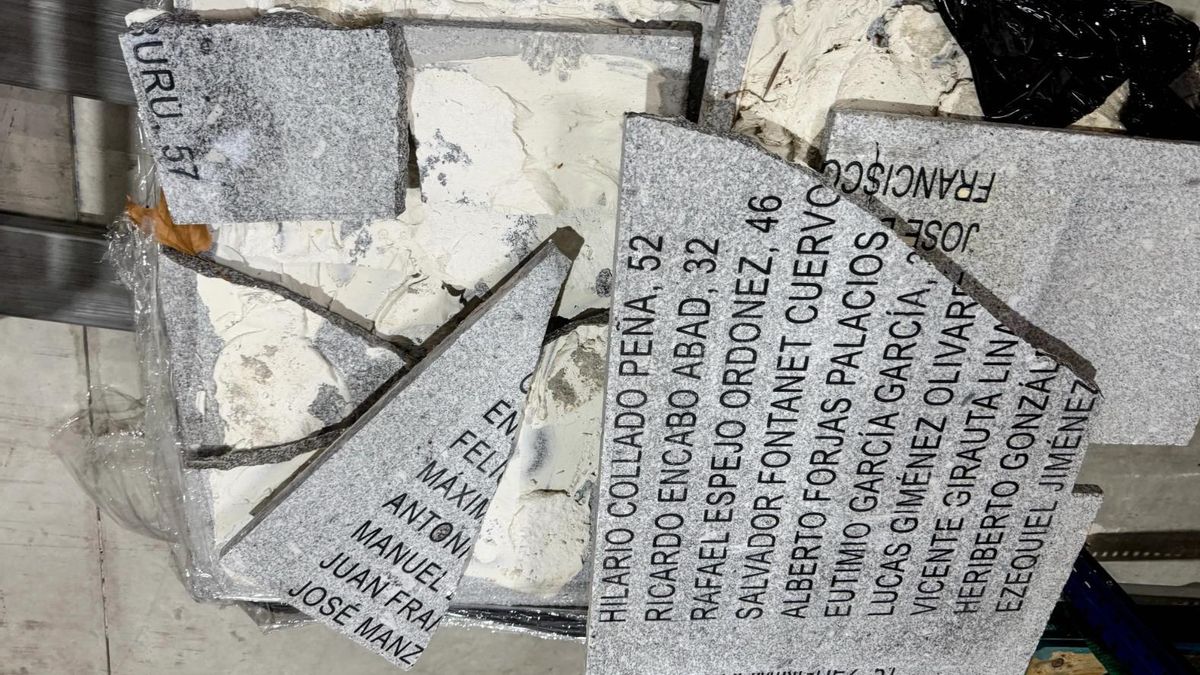 Las placas en memoria de los fusilados en Madrid por el franquismo, rotas y ocultas en un almacén del Ayuntamiento