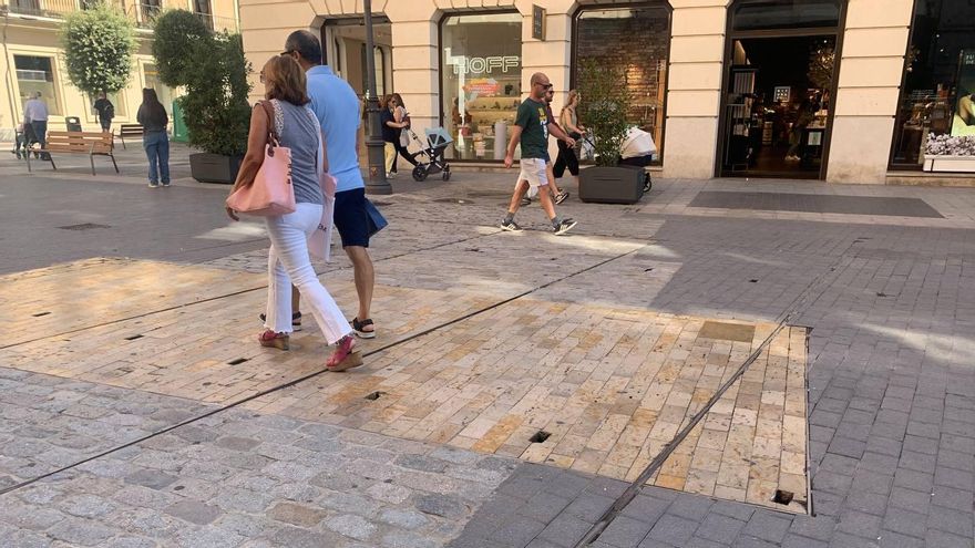 En marrón, las baldosas que recuerdan el viejo puente de la Puerta del Campo o de la Mancebía, sobre el Esgueva.