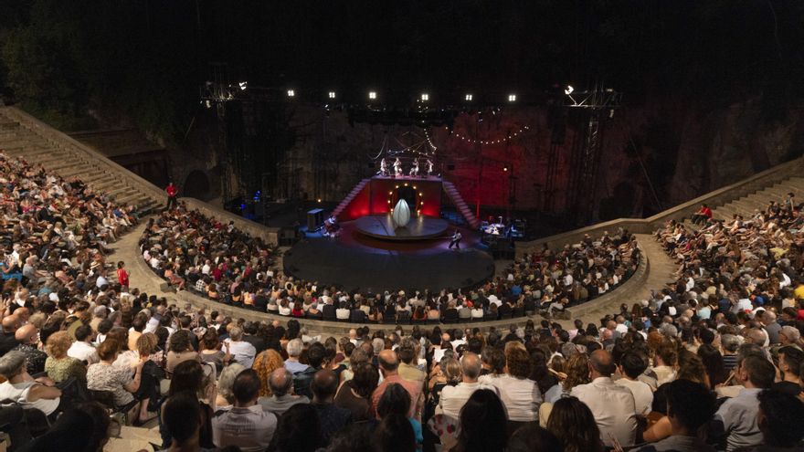 'Le Petit Cirque' impregna con su aire poético la inauguración del Grec Festival 2025