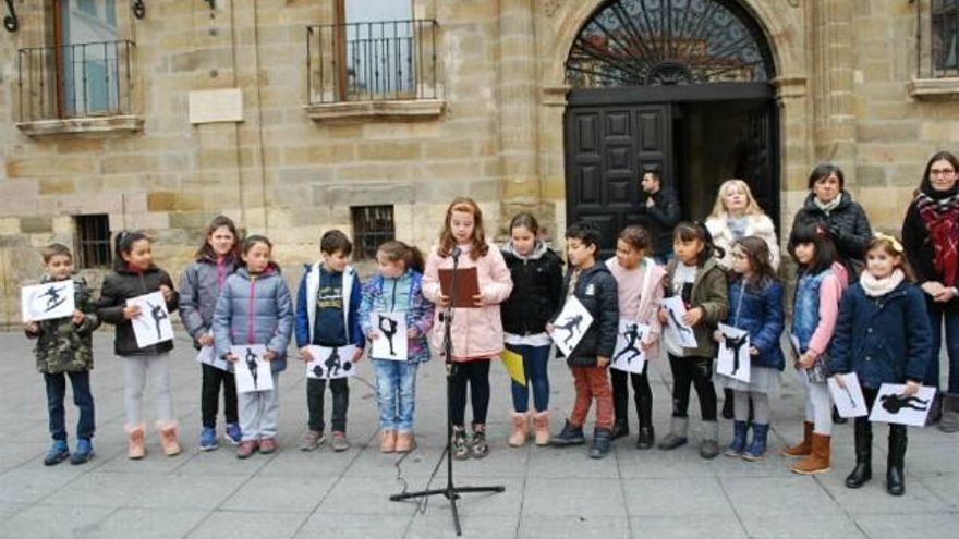 Escolares se movilizan en Astorga el 8M. / Astorga Redacción