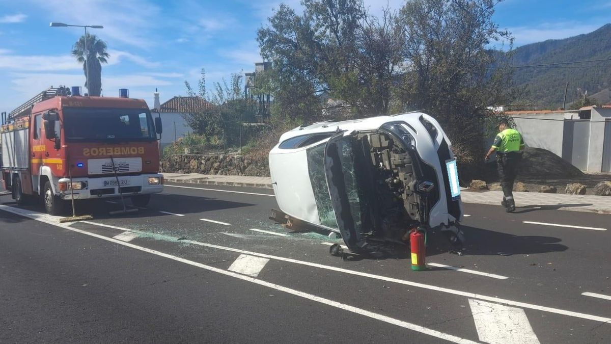 El vehículo volcado este domingo en un tramo de la carretera general en el municipio de El Paso.