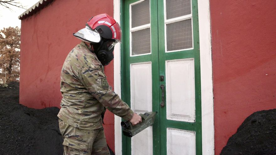 Un militar realiza mediciones de gases en una vivienda en Las Manchas.