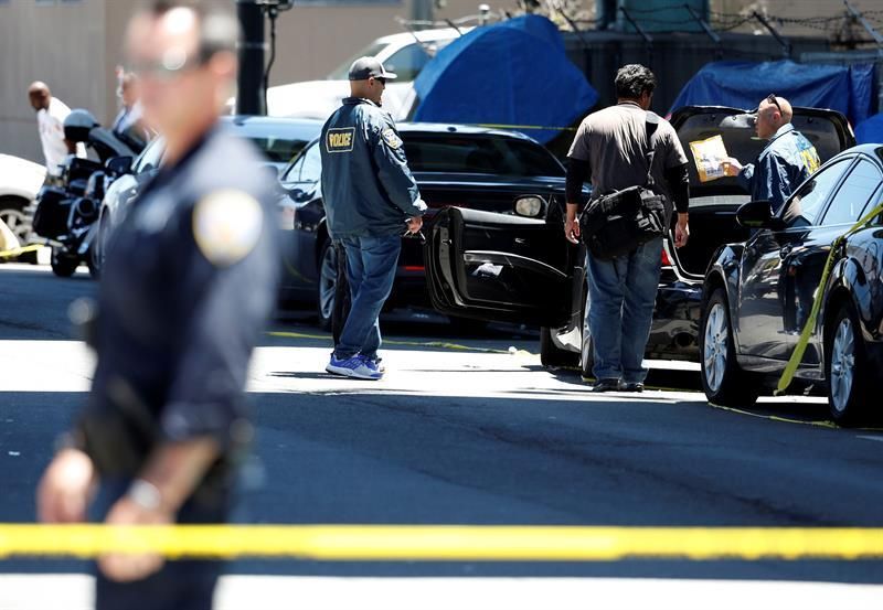 La policía acordona el lugar donde murió Heather Heyer.