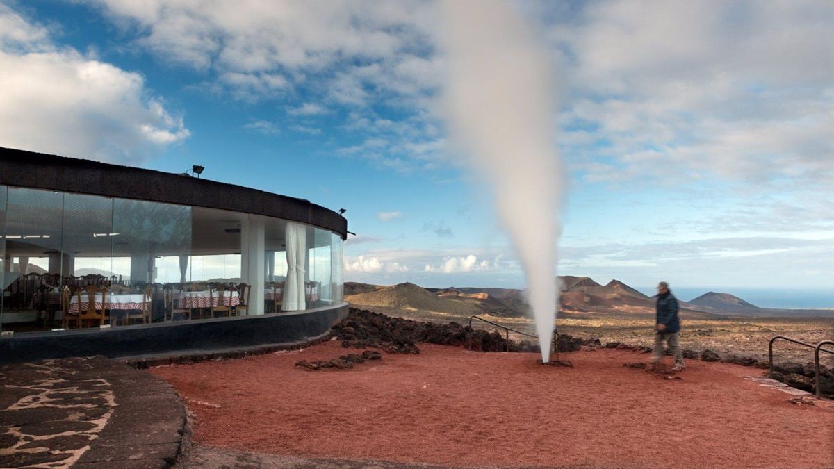 Géiser en el centro de visitantes del Parque Nacional de Timanfaya, en Lanzarote.
