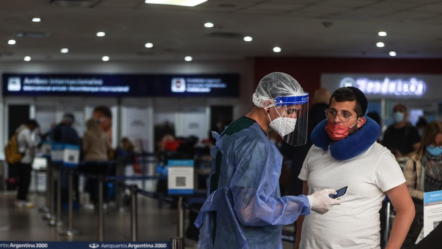 Viajeros llegan al Aeropuerto Internacional de Ezeiza, en la provincia de Buenos Aires (Argentina), en una fotografía de archivo. EFE/Juan Ignacio Roncoroni