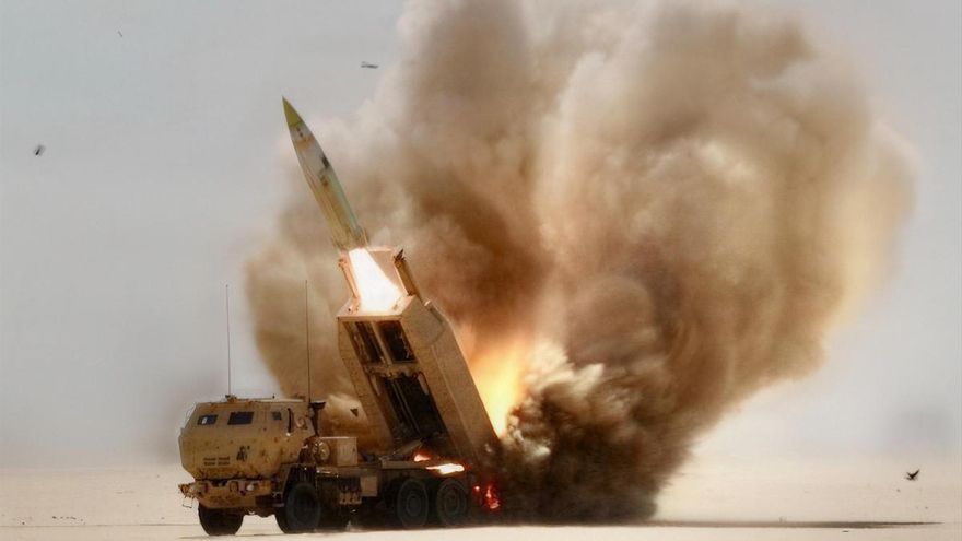 Un sistema de cohetes de artillería de alta movilidad del Ejército de los EE. UU. (HIMARS)