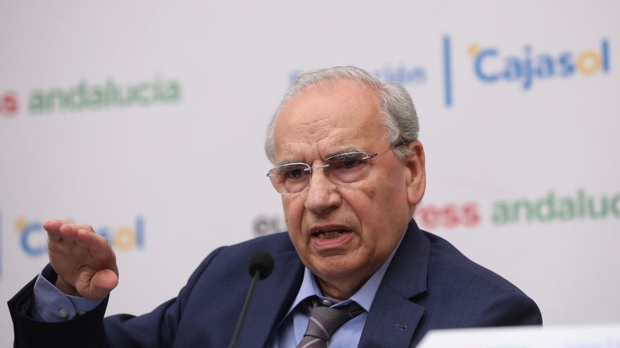 El exvicepresidente del Gobierno, Alfonso Guerra, durante su intervención en los desayunos informativos de Europa Press Andalucía en colaboración con Fundación Cajasol, Orange, Atlantic Copper y Laboratorios Vir. En la Fundación Cajasol. (Foto de archivo)