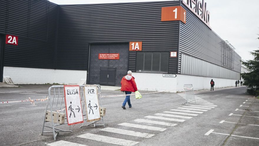 Imagen de archivo de un hombre que acude a realizarse test de antígenos o PCR de detección del COVID-19 al Recinto ferial de Navarra (REFENA), Pamplona.