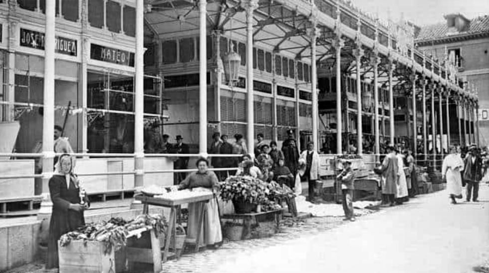 Puestos en el Mercado de San Miguel al poco de su apertura