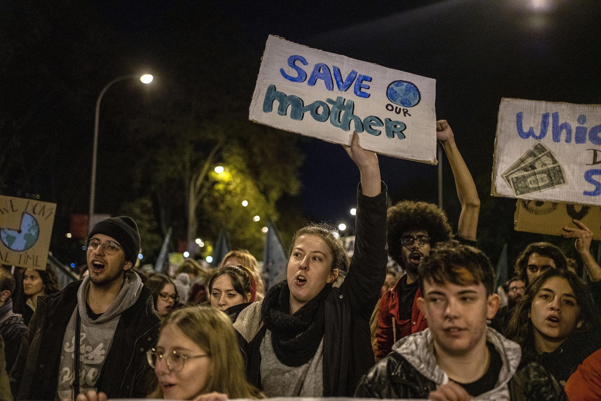 Jóvenes piden en sus pancartas salvar el planeta