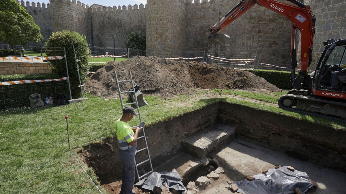 Un grupo de arqueólogos descubre una necrópolis medieval junto a la muralla de Ávila