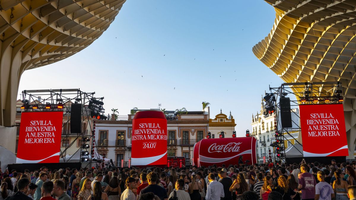 Más de 2.000 personas se reunieron para dar la bienvenida a la nueva imagen.
