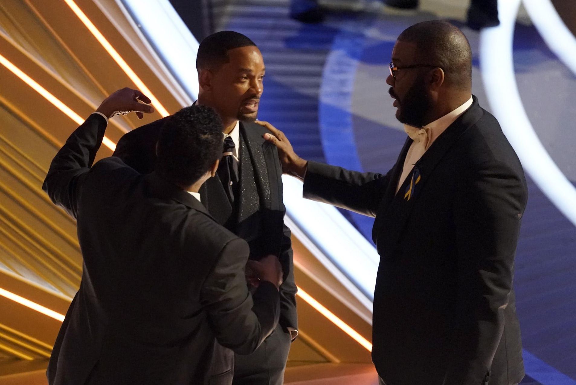 Sean Combs y Tyler Perry tranquilizan a Will Smith durante una pausa después de que golpeara en directo a Chris Rock.