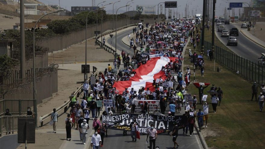 Manifestantes protestaron por el derrame en la refinería operada por Repsol en Perú