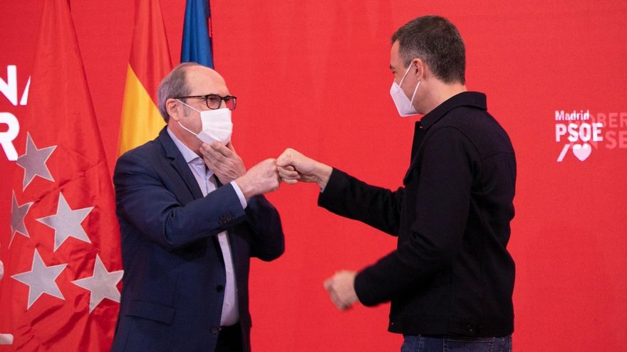 El presidente del Gobierno, Pedro Sánchez, y el candidato del PSOE a la Presidencia de la Comunidad de Madrid, Ángel Gabilondo, durante un acto de campaña en la sede del partido en Ferraz.