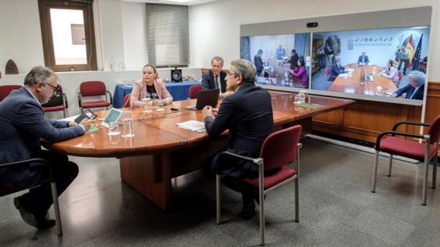 El presidente de Canarias, Ángel Víctor Torres (i), presidió este jueves la reunión semanal del Consejo de Gobierno con algunos consejeros de forma presencial y el resto por via telemática