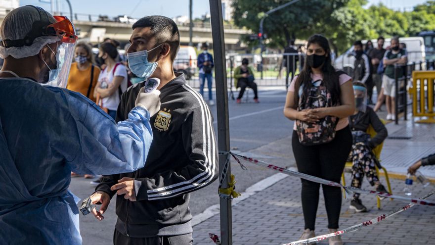 Largas filas, más de tres horas de espera y mayor positividad: los centros de hisopado ya viven la segunda ola