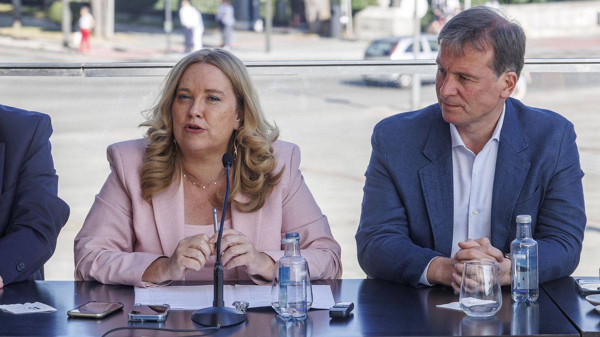 Rueda de prensa da alcaldesa de Burgos, Cristina Ayala junto con los concejales Manuel Manso (i) y Borja Suárez (d) para hacer balance de la mitad de la legislatura.