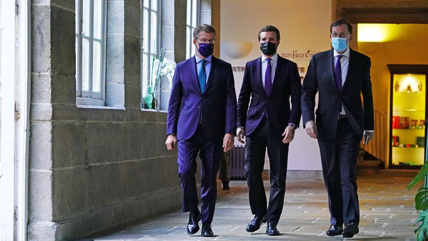 (I-D) El presidente de la Xunta, Alberto Núñez Feijóo; el líder del PP, Pablo Casado; y el expresidente Rajoy, a su llegada a la Convención Nacional del PP celebrada en Santiago de Compostela.