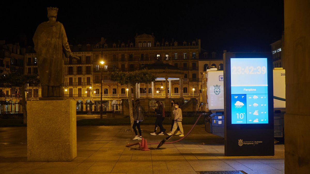 Unas jovenes paseando en la Plaza del Castillo de Pamplona alrededor de la media noche