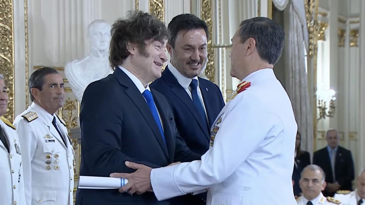 Milei le entrega un diploma a Carlos Presti, nominado como sucesor de Luis Petri como ministro de Defensa.