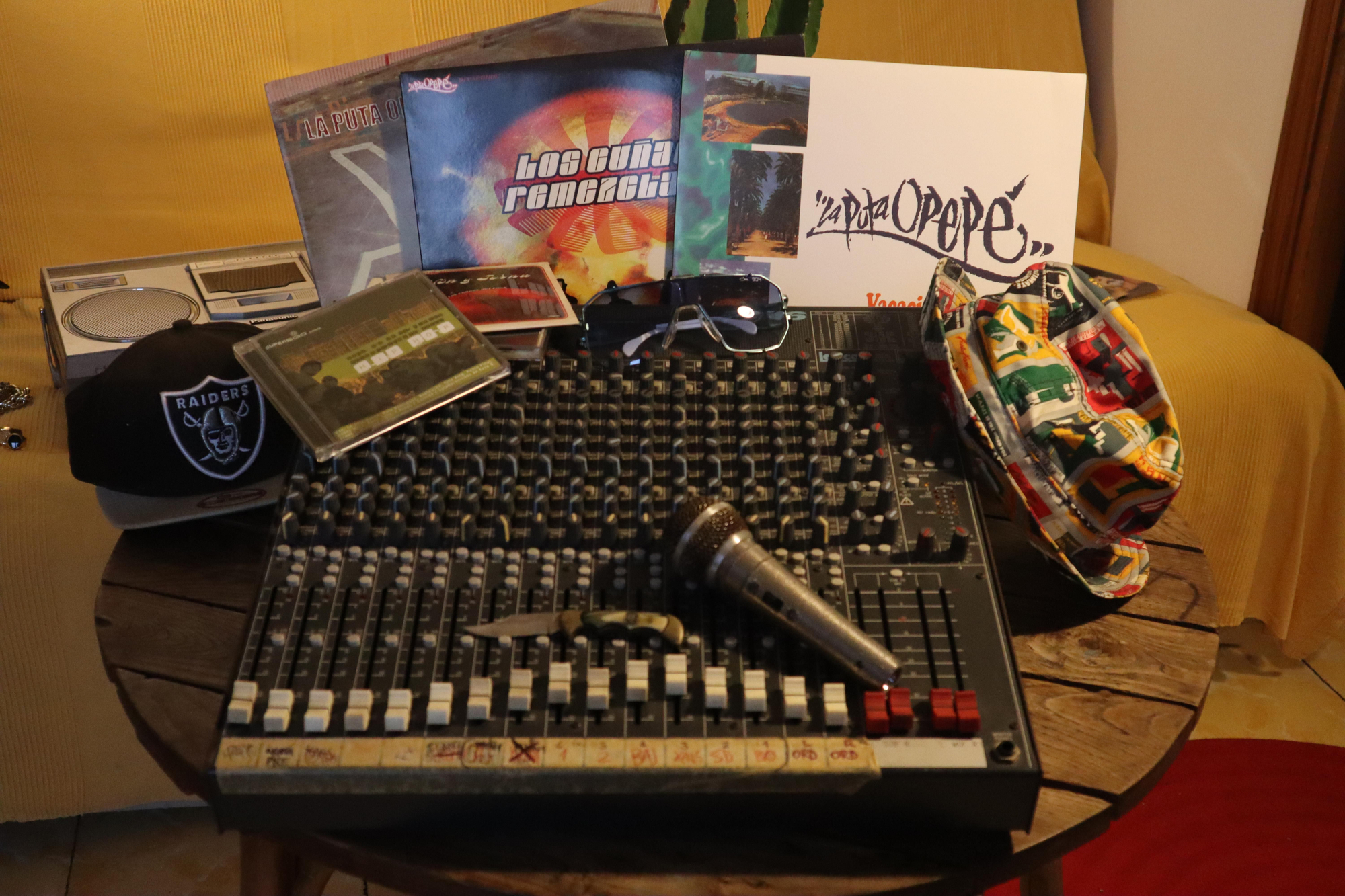 Mesa de mezclas, cintas y discos de La Puta Opepé: la arquitectura con la que se construyó el hip hop mallorquín desde la autoproducción.