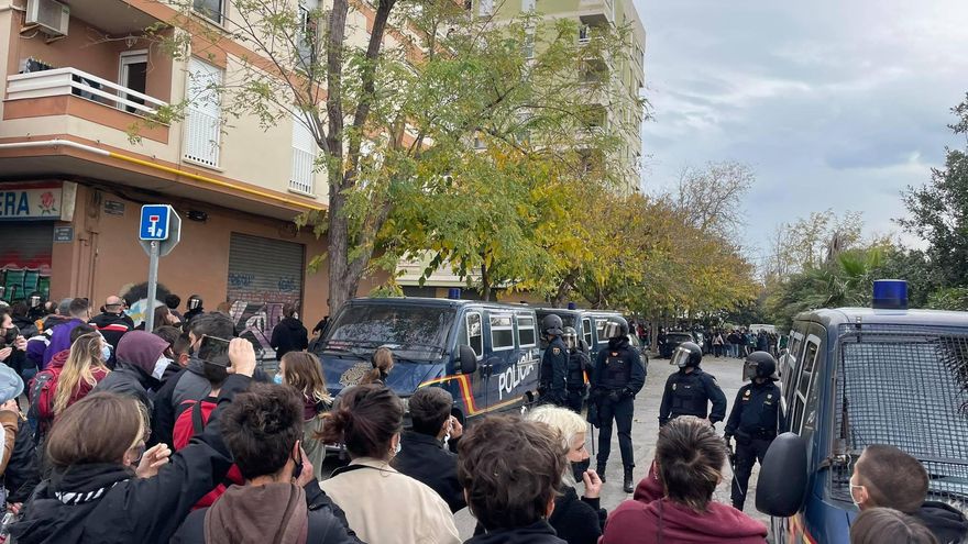 Càrrega policial al barri valencià de Benimaclet durant l'intent de desallotjament del centre social ocupat L'Horta