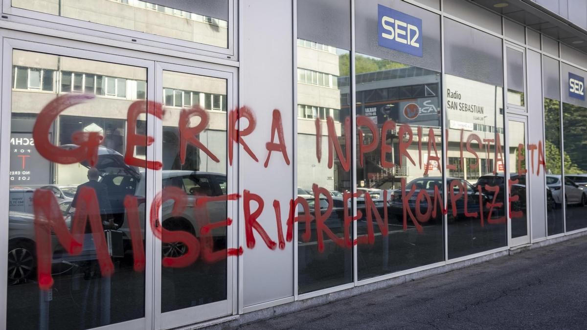 Un grupo disidente de la izquierda abertzale vandaliza con pintura sedes de 'El Correo' y la Cadena Ser en Euskadi