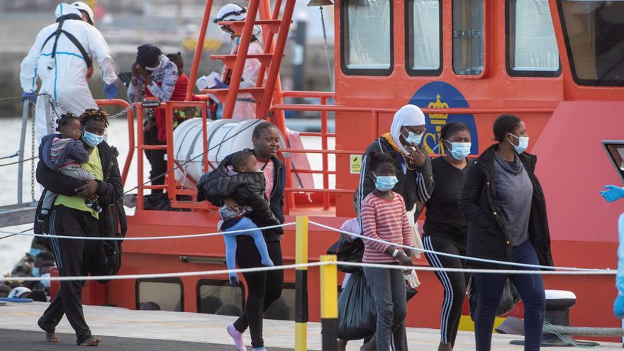 Salvamento Marítimo ha rescatado este 22 de junio a 105 personas, entre ellas 32 mujeres y 6 menores, de dos lanchas neumáticas en aguas cercanas a Fuerteventura y las ha traslado a Puerto del Rosario.