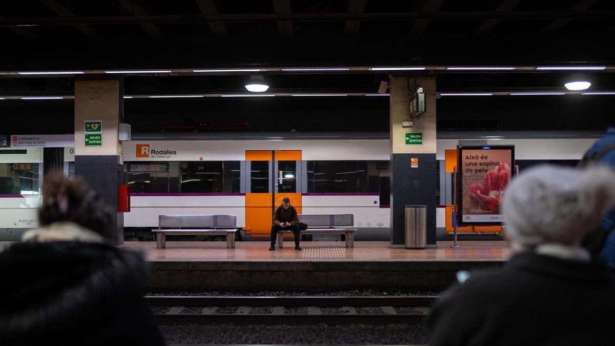Tres heridos al caer un falso techo de la estación de Renfe de Fabra i Puig, en Barcelona