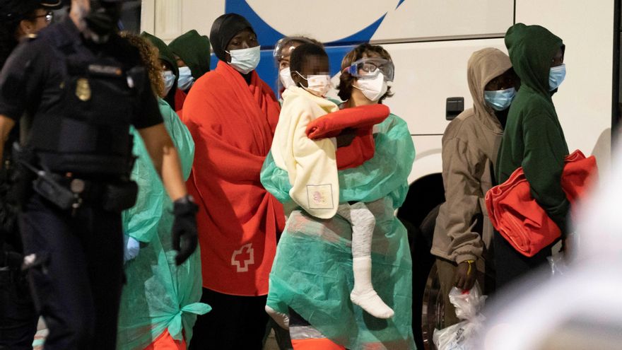 Mayores de edad conviven con menores en centros de acogida por el retraso de la Fiscalía de Extranjería, saturada de expedientes