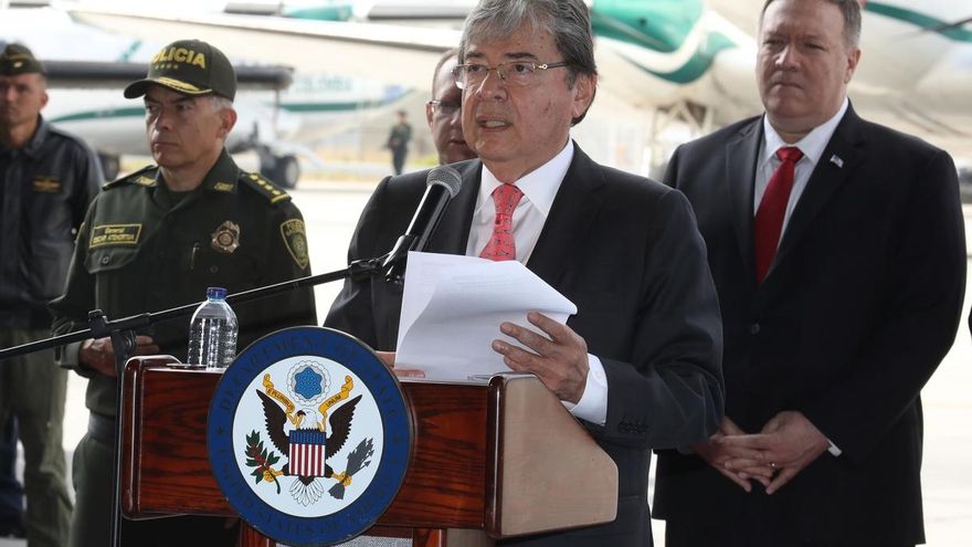 En la imagen, el ministro de Defensa de Colombia, Carlos Holmes Trujillo (c).