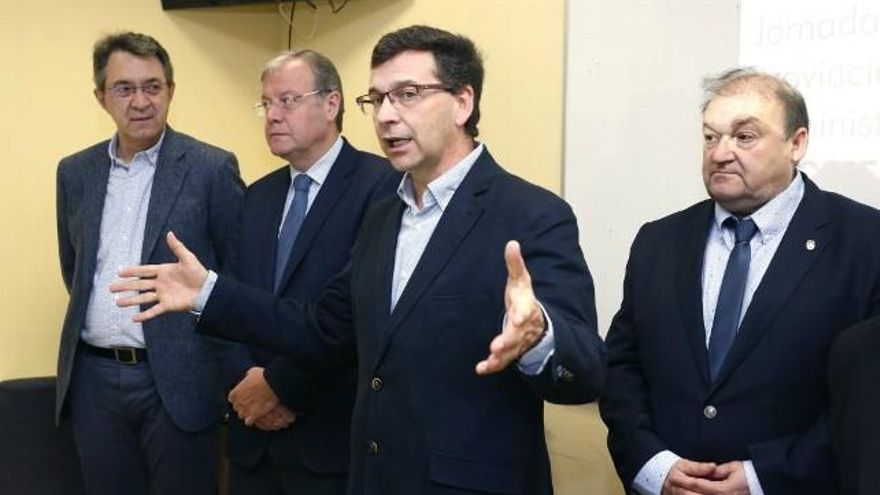 Carlos S. Campillo / ICAL El presidente provincial, Hipólito Riesco (C), en una imagen de archvio de una jornada de delegados de Csif.