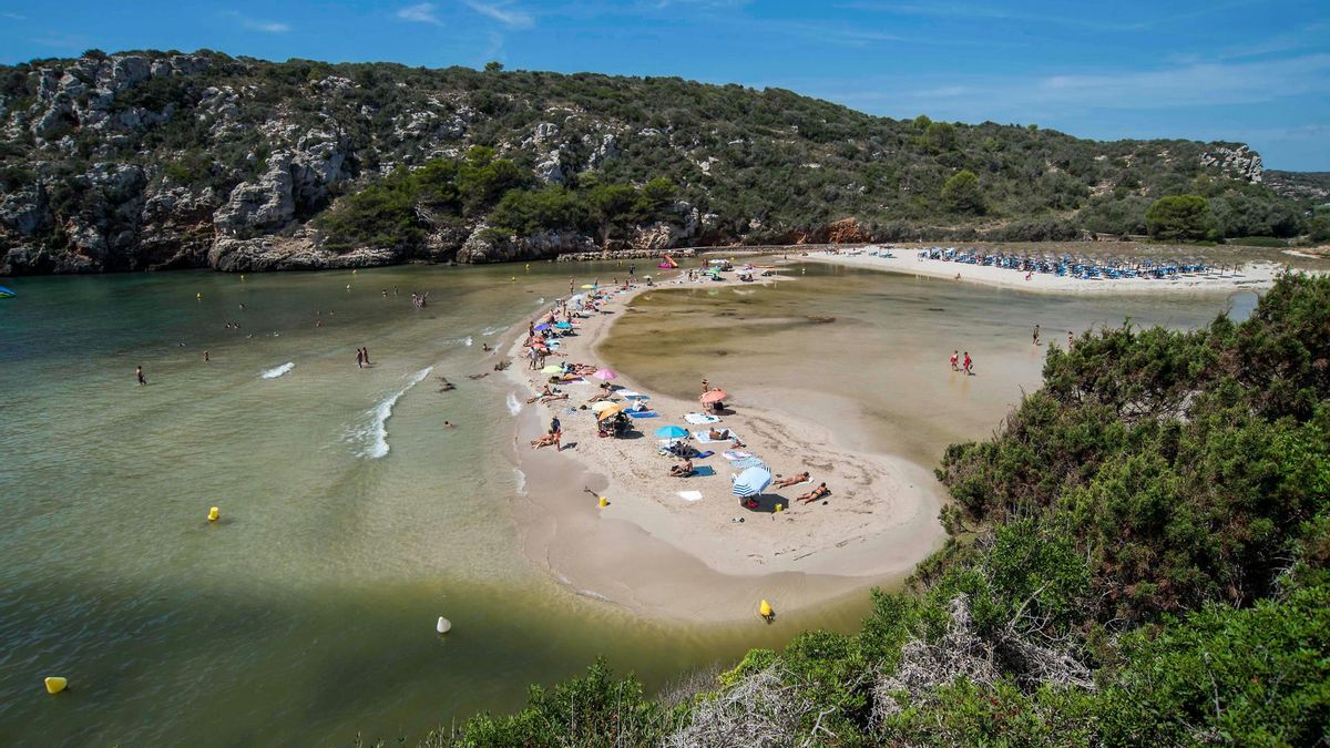 Playa de Cala en Porter, en Alaior, el municipio donde se ubica el agroturismo que extraía diariamente 40.000 litros de agua potable de un pozo clandestino