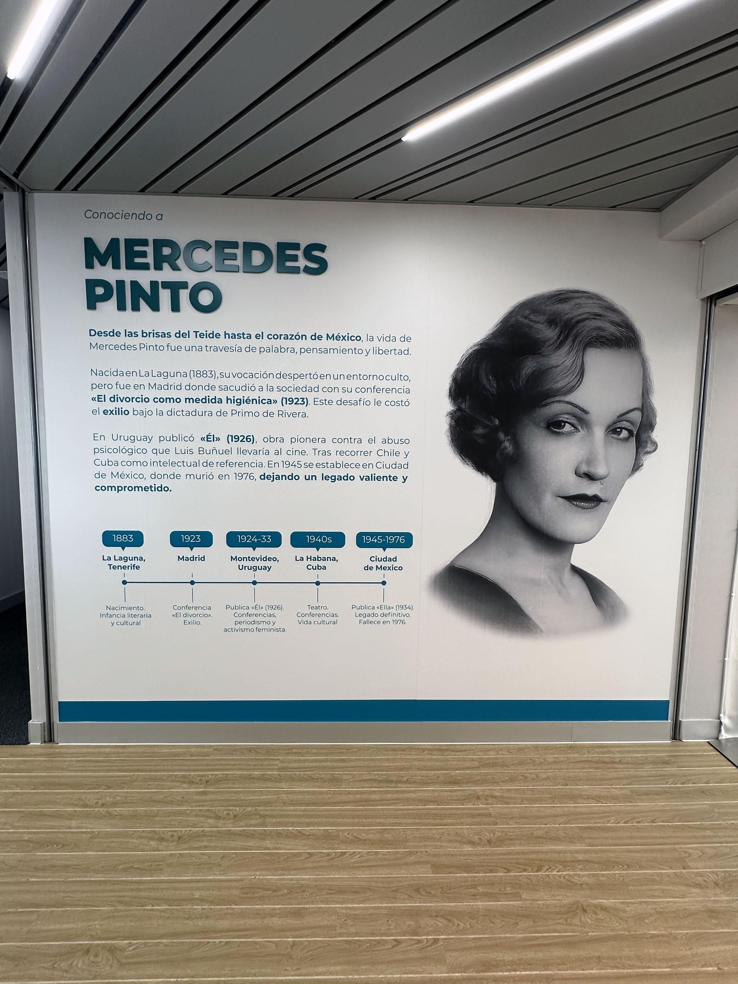 Panel biográfico de Mercedes Pinto situado en el 'fast ferry' bautizado con su nombre.