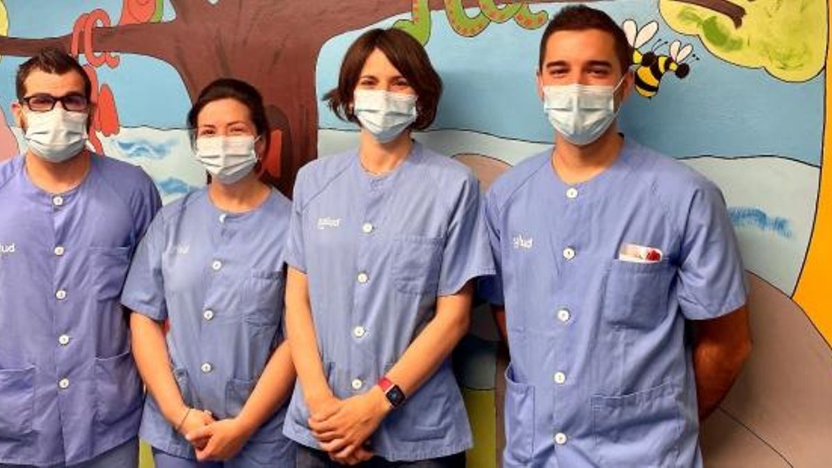 Los doctores de la UCI Pediátrica Juan Pablo García Íñiguez, Paula Madurga e Irene Gil y el enfermero Carlos Martín