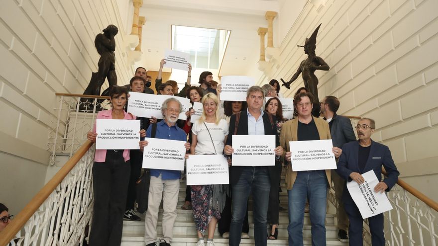 El cineasta Fernando Colomo (2i), la productora cinematrográfica, María Luisa Gutiérrez (c) y el productorJosé Antonio Hergueta (3d) en participa en la manifestación convocada por las asociaciones de productores de cine y audiovisual, unidas y bajo el lema "salvemos la democracia, salvemos la producción independiente" contra la inminente aprobación de la Ley General Audiovisual en Madrid. EFE/ Javier Lizón
