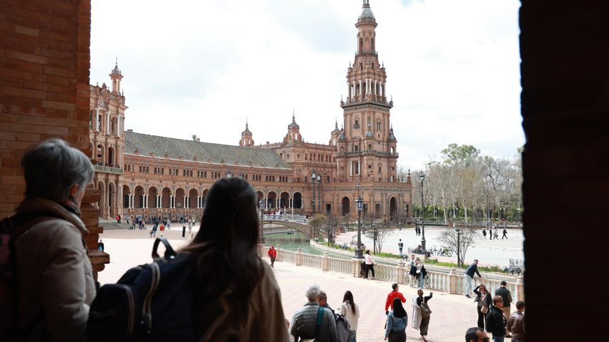 ¿Cerrar la Plaza de España o abrir el debate sobre el modelo turístico? La idea del alcalde de Sevilla a ojos de expertos