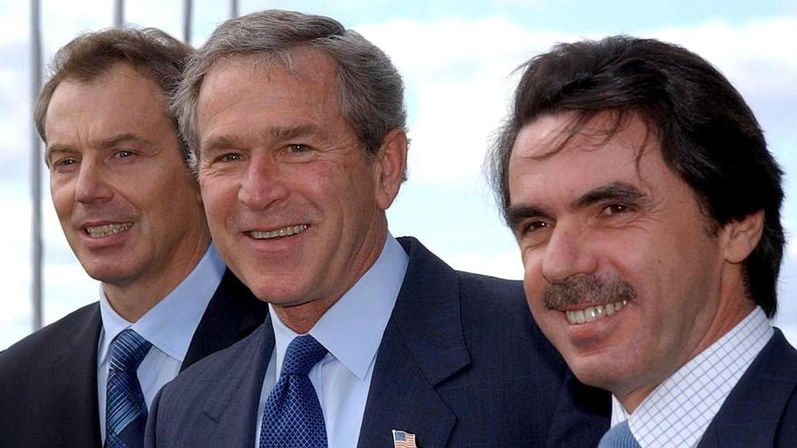 Tony Blair, George Bush y José María Aznar el 16 de marzo de 2023 en las Azores, donde planearon la invasión de Irak