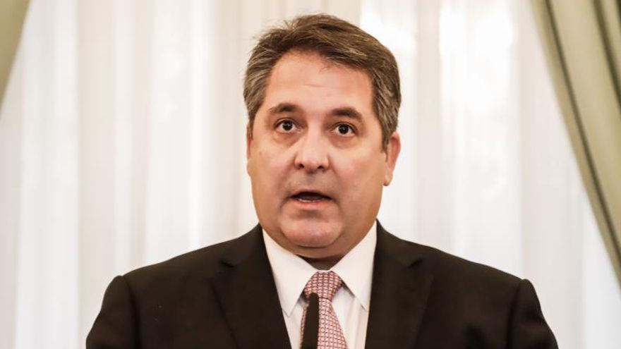 Fotografía de archivo fechada el 16 de marzo de 2020, que muestra al director de la Dirección Nacional de Aeronáutica Civil, Edgar Melgarejo, mientras habla en rueda de prensa este lunes, en Asunción (Paraguay).