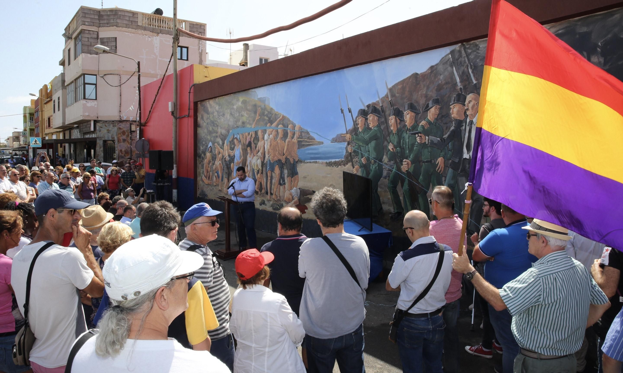 Bandera de la República Española durante los actos de homenaje a los represaliados de Sardina del Norte. Alejandro Ramos