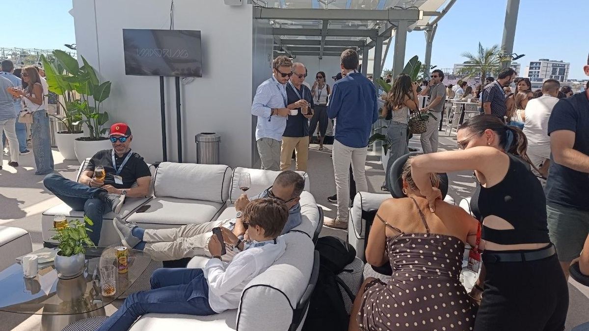Una clienta recibe un masaje durante la clasificación del Gran Premio de Fórmula 1 en Madrid en La Azotea, zona vip junto a la curva La Monumental del circuito.