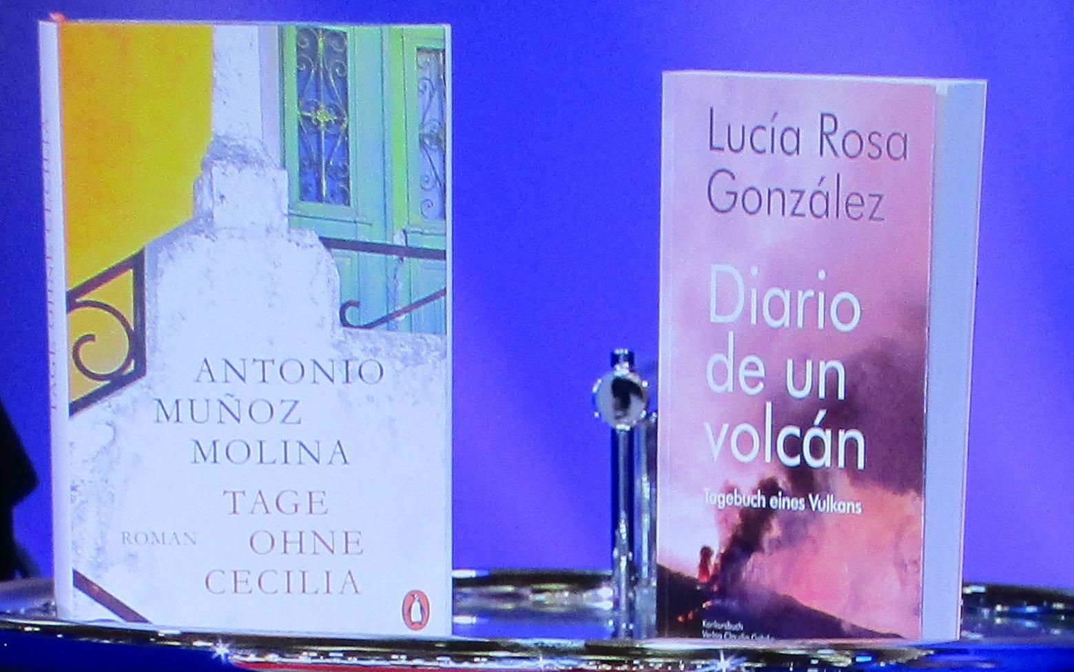 'Diario de un volcán' junto a una obra de Antonio Muñoz Molina. LA PALMA AHORA