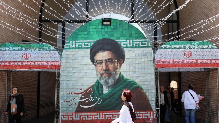 Iraníes caminan junto a una imagen del líder supremo de Irán, el ayatolá Mojtaba Jamenei, en una calle de Teherán, Irán, el pasado 6 de mayo de 2026.