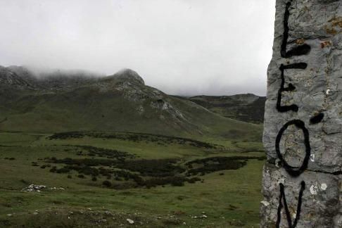 Pintada a favor de que el puerto babiano de Pinos vuelva a ser leonés.