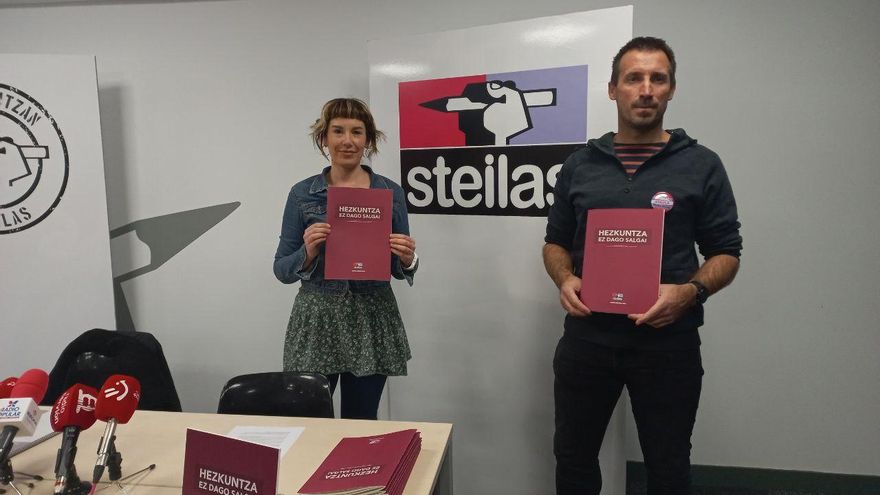 Ainhoa Astigarraga y Juan Zubia, del sindicato Steilas, durante la presentación de la investigación este martes en Bilbao