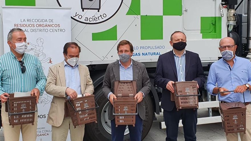 El alcalde de Madrid ha acudido a Barceló a presentar la implantación del cubo marrón en Centro | Imagen: @ppcentro