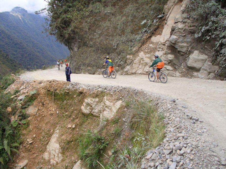 Ciclistas en la Carretera de La Muerte que conectaba La Paz y Coroico.