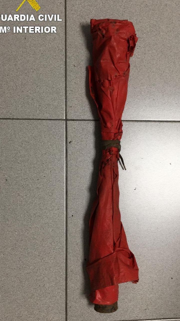 Barra de hierro con la que el detenido intentó agredir a los agentes