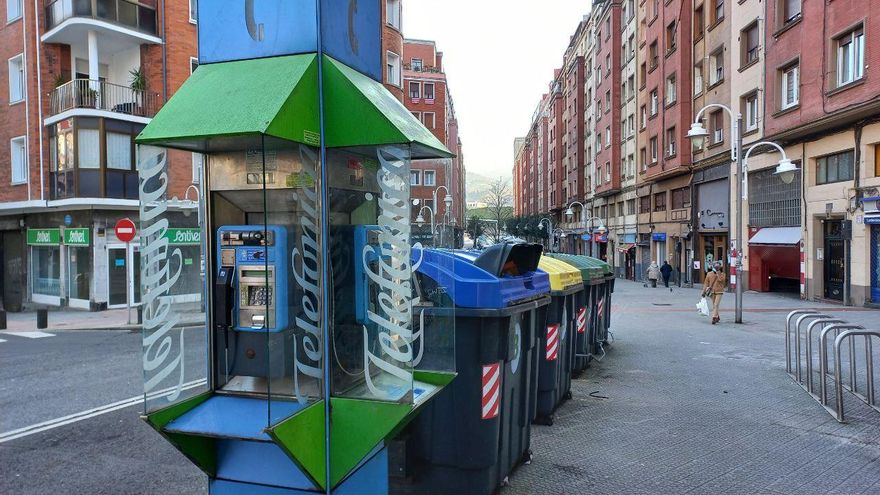Cabina de teléfono en la calle Autonomía de Bilbao